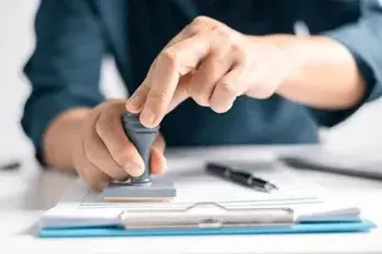 Murarz pracujący na bidownie